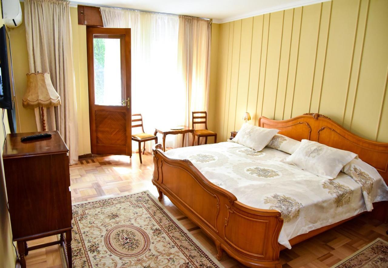 Former Ceausescu'S Vila Crizantema Băile Govora Exterior foto