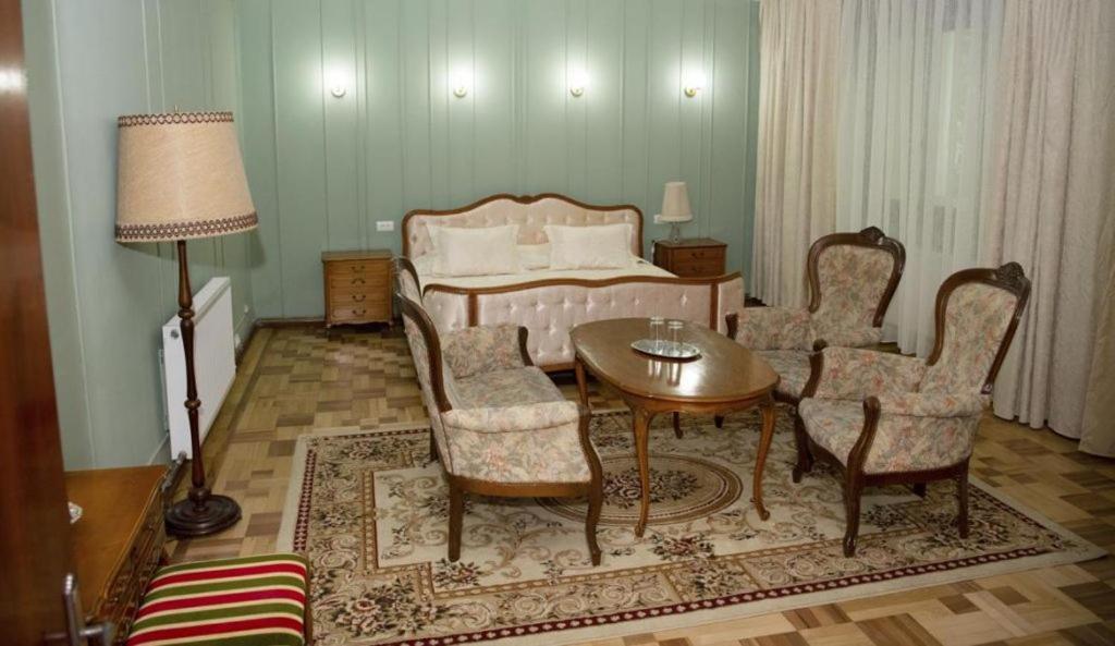 Former Ceausescu'S Vila Crizantema Băile Govora Exterior foto
